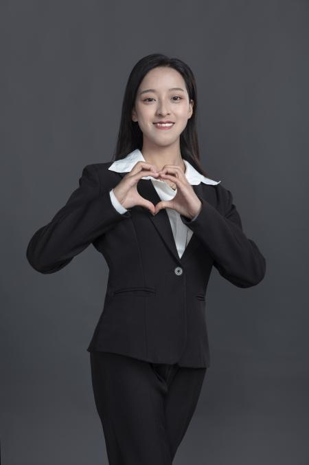 何美新
